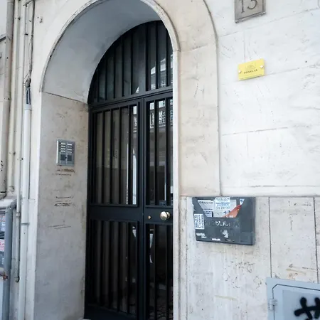 Yellow Pop - Design E Colore A * Roma